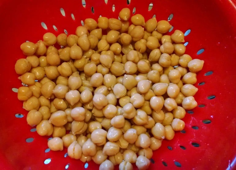 Vegan Hummus | Oil-Free draining chickpeas