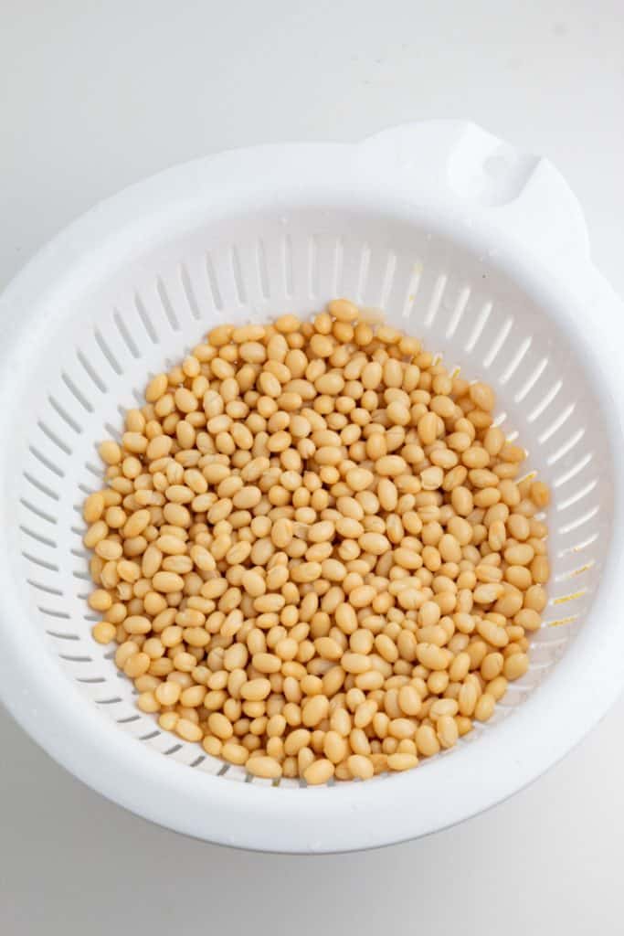 white collander with white beans