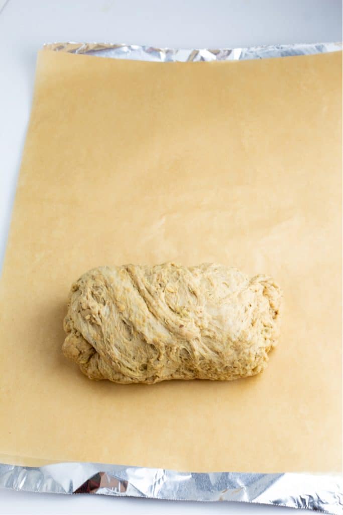 surová pečená roláda seitan na pergamenovém papíru