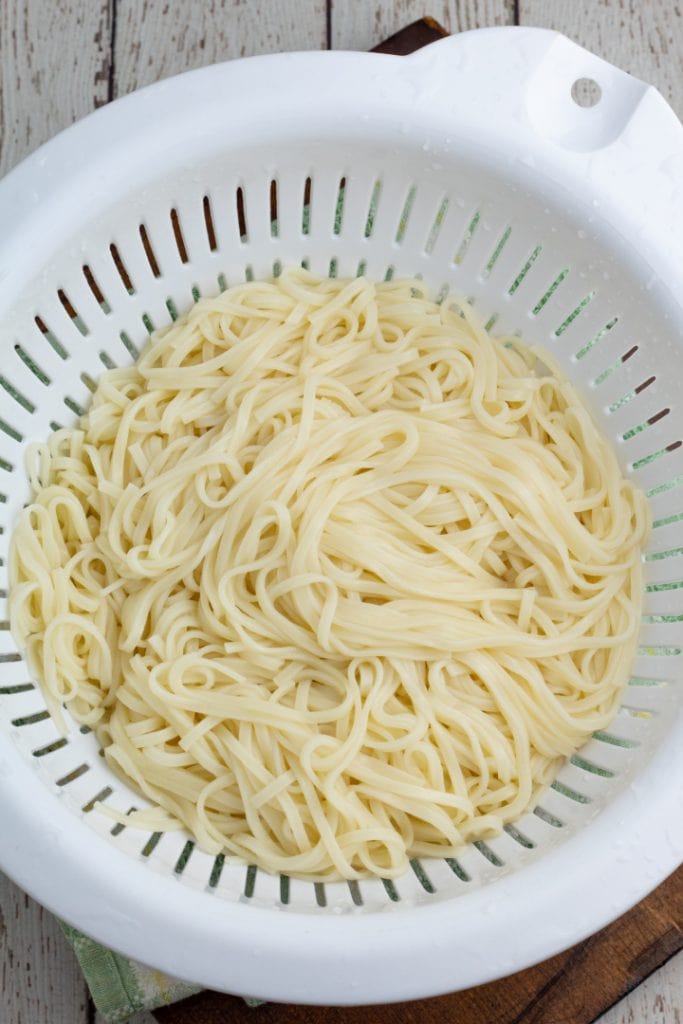 udon noodles in white colander